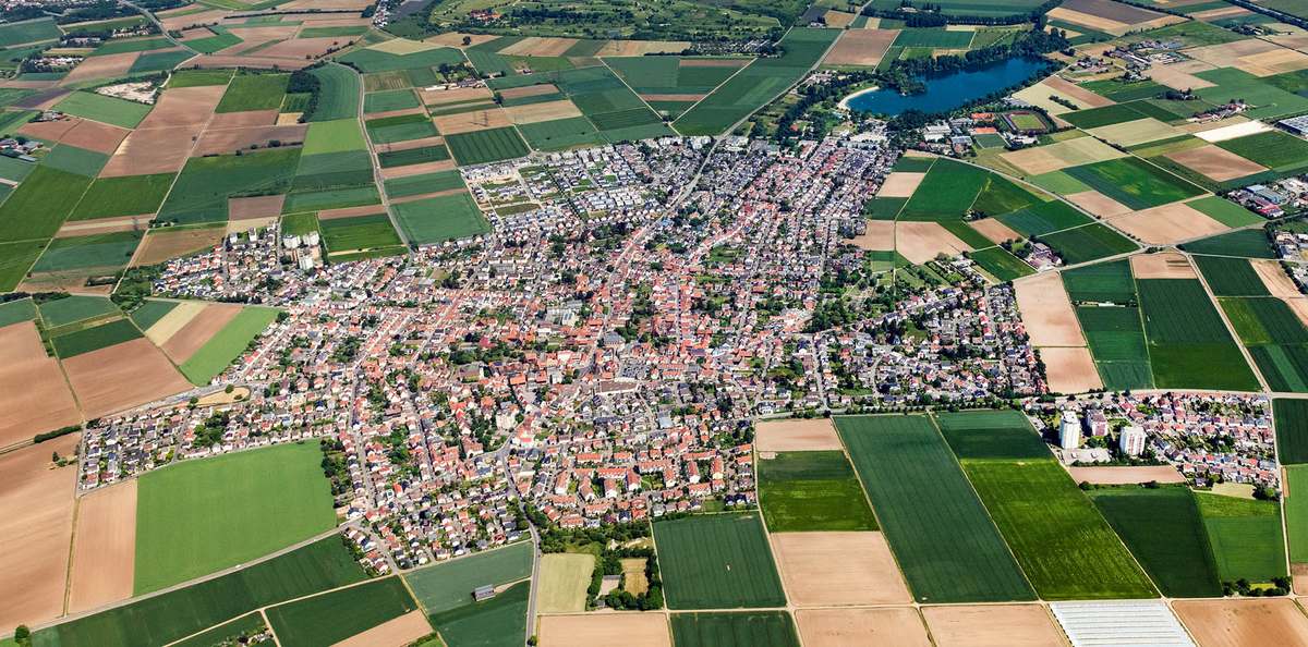 Luftaufnahme von Heddesheim, umgeben von Feldern – Hausverwaltung in Heddesheim von Krämer