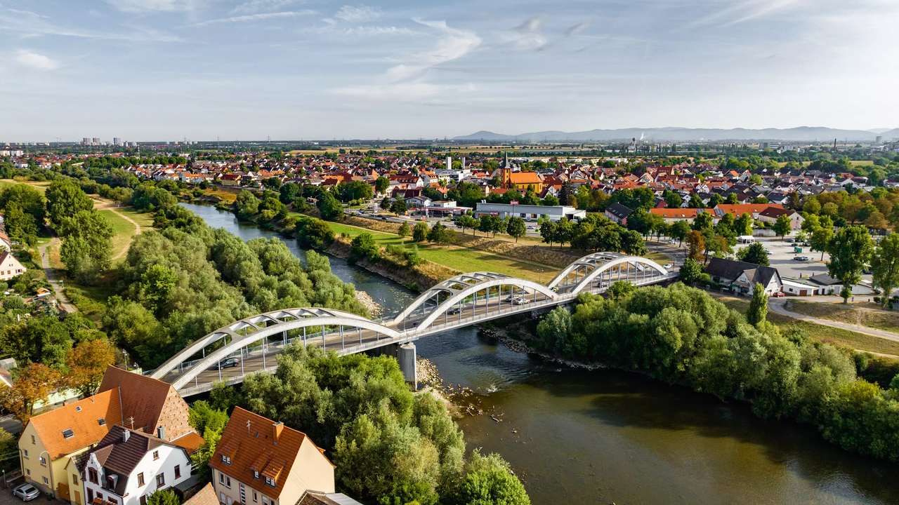 Ilvesheim auf der Neckarinsel mit der Neckarbrücke – Hausverwaltung in Ilvesheim von Krämer