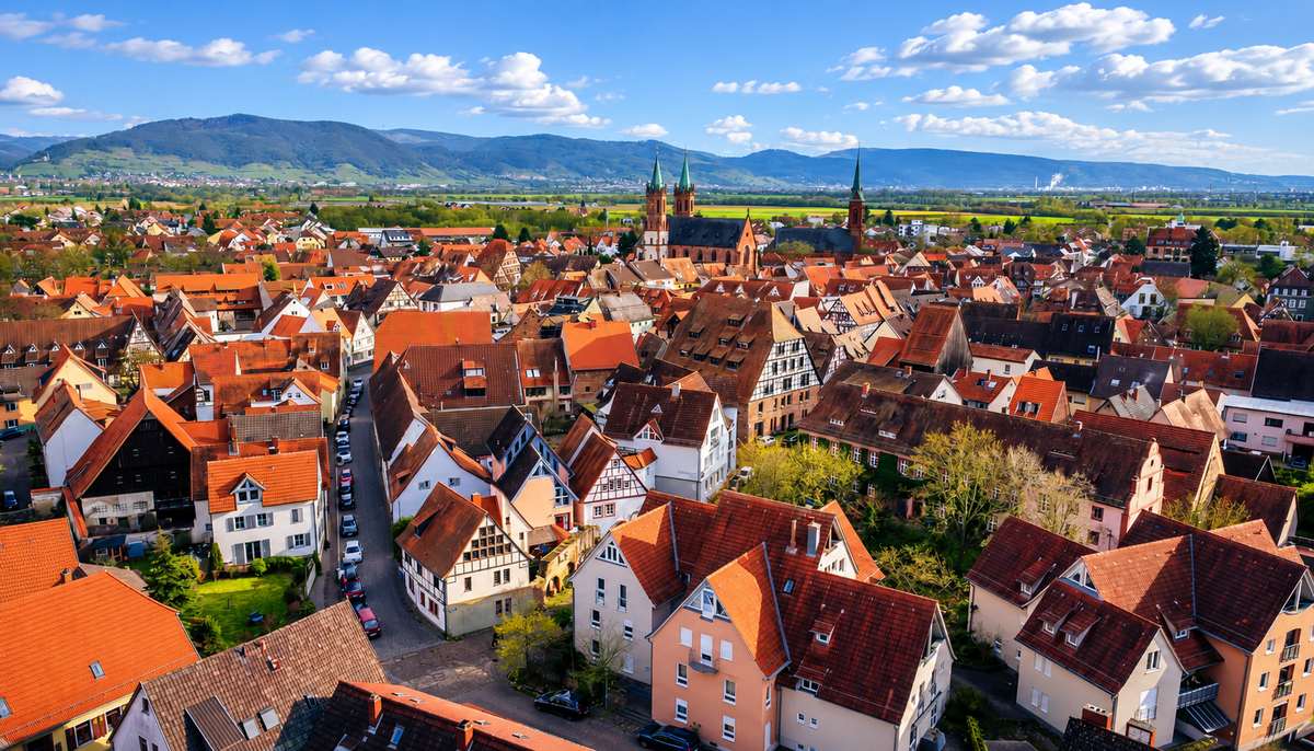 Luftaufnahme der historischen Altstadt von Ladenburg am Neckar – Hausverwaltung in Ladenburg von Krämer