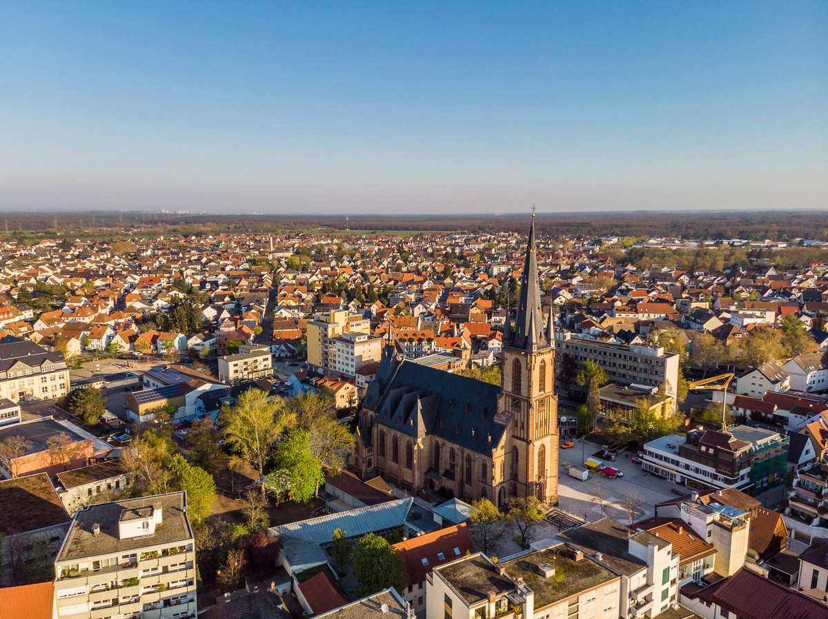 Luftaufnahme von Viernheim mit der Apostelkirche – Hausverwaltung in Viernheim von Krämer